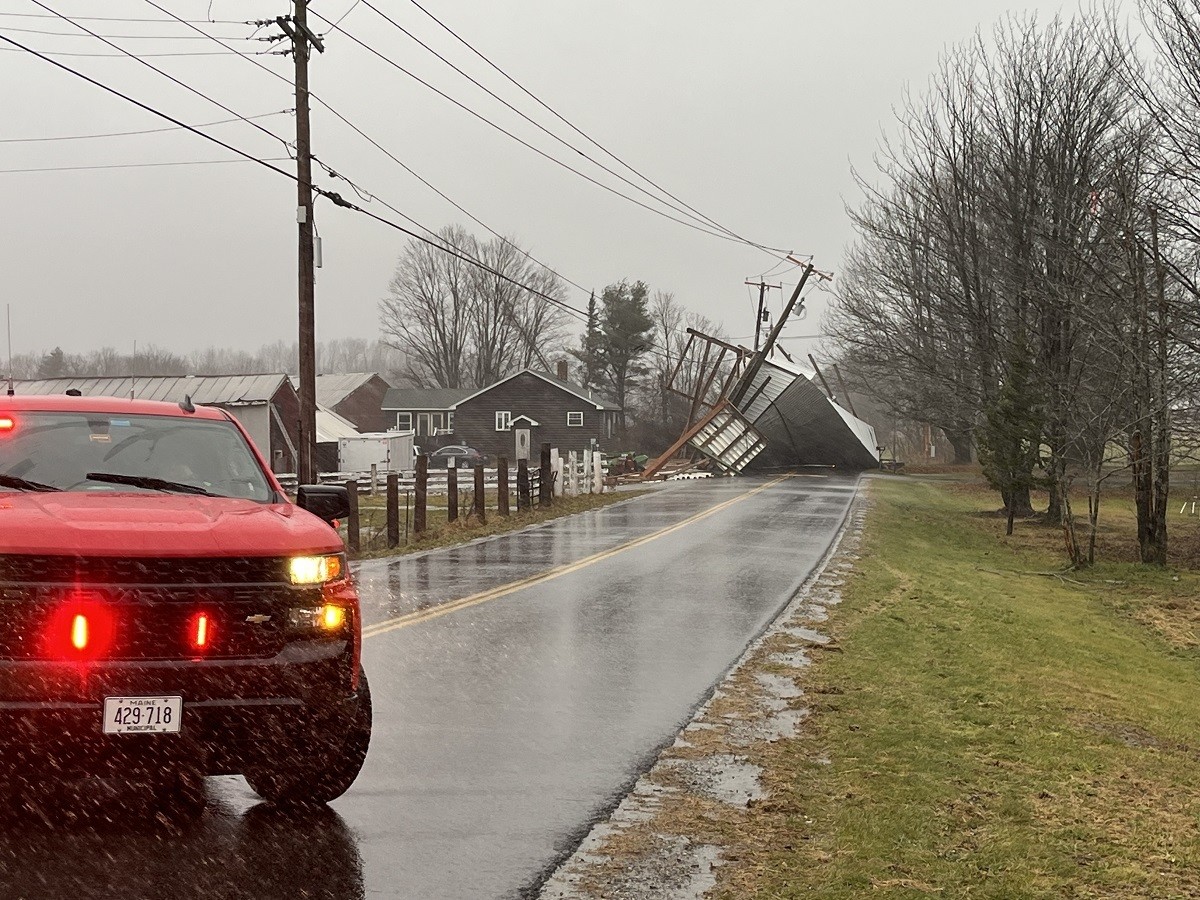 La fuerte tormenta ocasionó severos daños materiales y derribó árboles en la región noreste de Estados Unidos. Foto: Twitter @cmpco