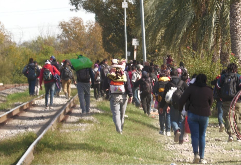 Esta caravana de alrededor de mil migrantes llegó esta mañana a Piedras Negras para cruzar a Eagle Pass, Texas. Foto. Twitter
