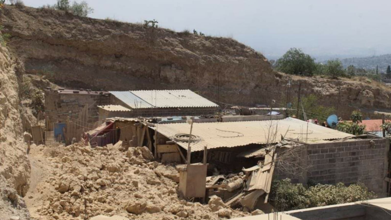 Luego de semanas se negociación, tres de siete familias afectadas por el derrumbe en la colonia Adolfo López Mateos en Chimalhuacán aceptaron ser reubicados. Foto: Cortesía