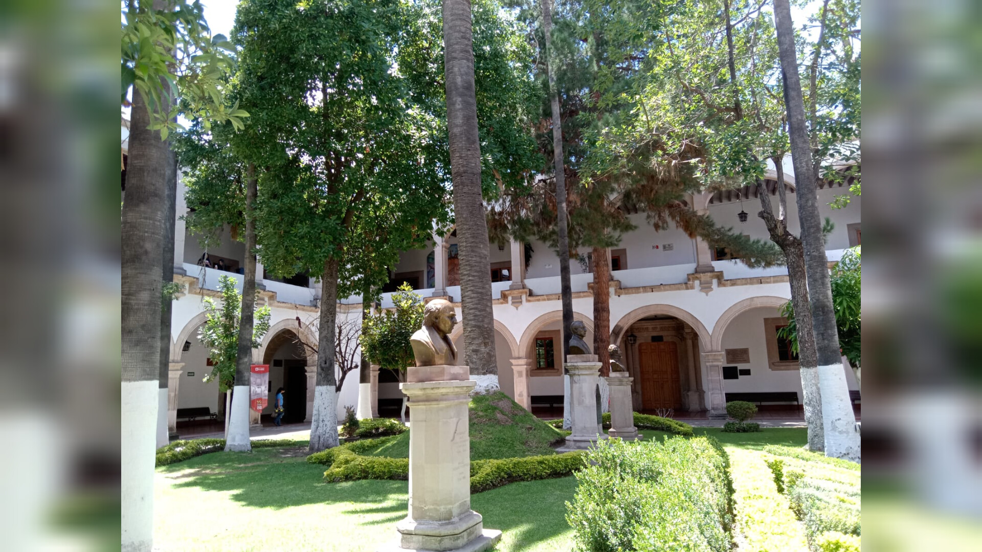 Jardín interior del Edificio Central de la UJED. Foto: Gabriel Ríos