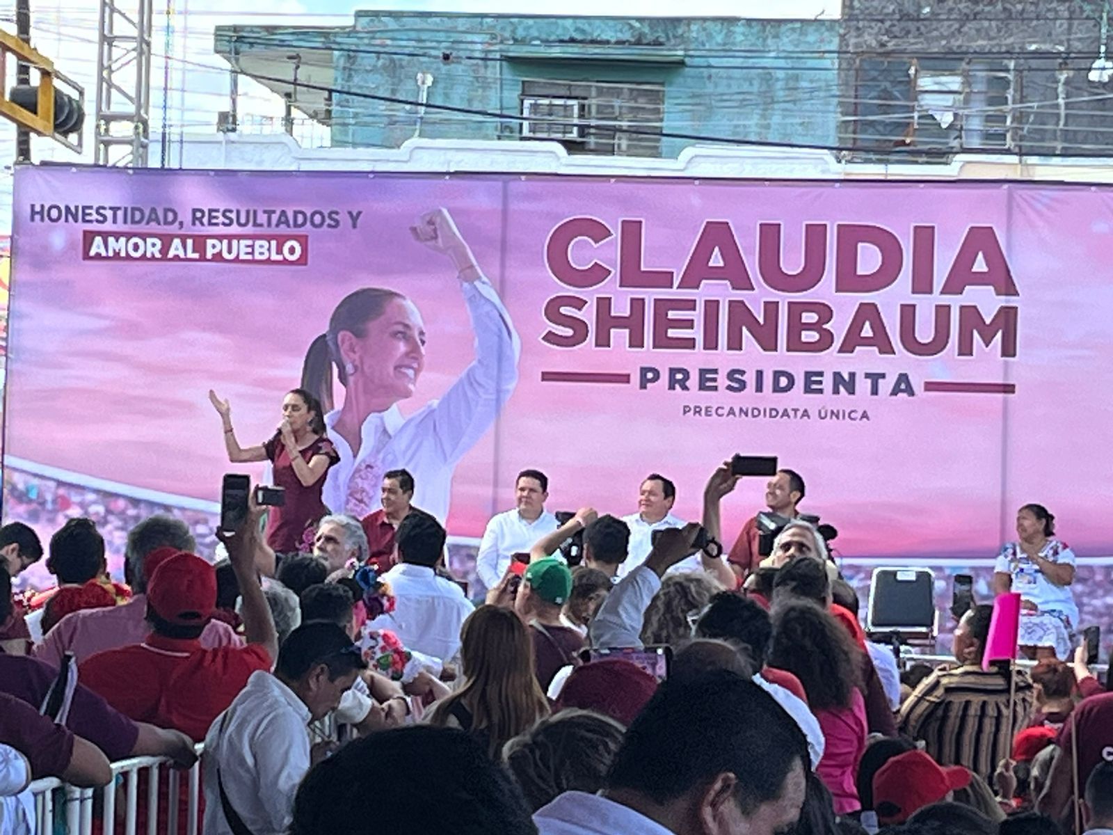 Claudia Sheinbum con multitud, dando discurso