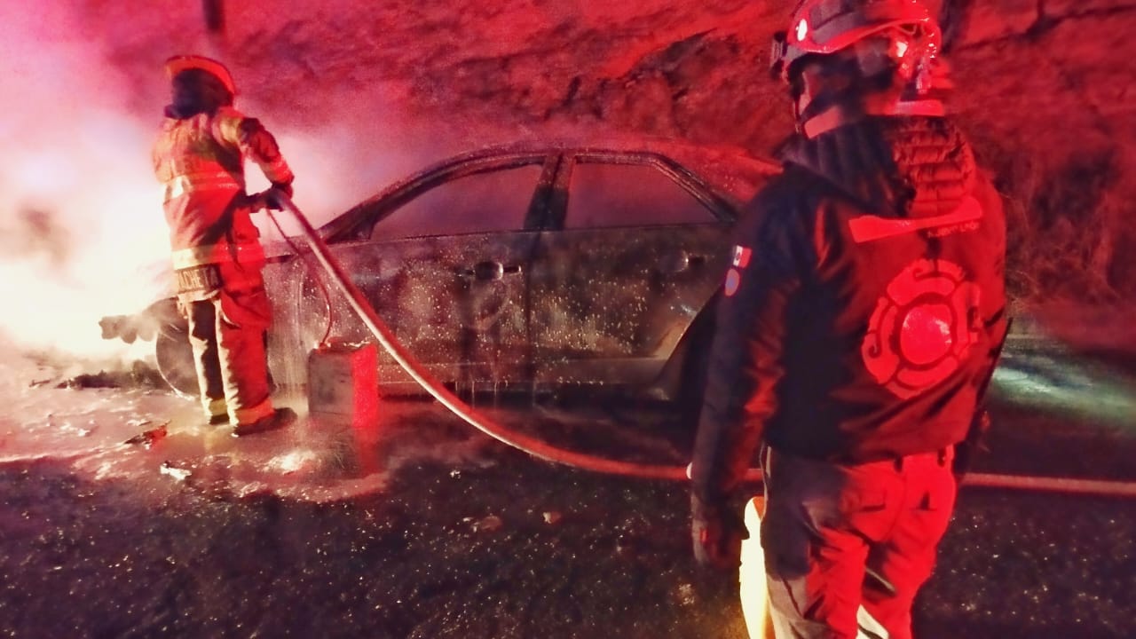 Controlan incendio de auto en San Jerónimo, en Monterrey