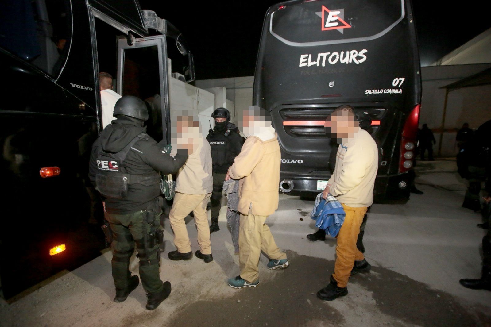 Al rededor de las 5:00 de la mañana, tanto de Saltillo, como de Piedras Negras, partieron autobuses transportando a los reos hacia el Centro Penitenciario Moncloa / Foto: Gobierno del Estado de Coahuila