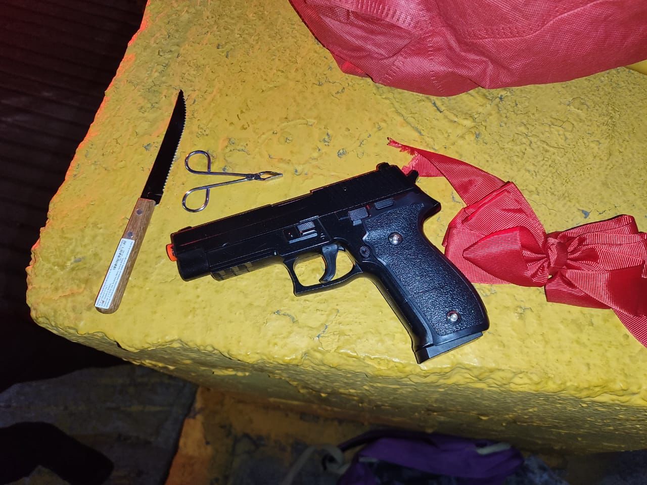 La policía de Tlalnepantla aseguró una pistola y un cuchillo a Jonathan N, presuntamente, los usaba para amenazar a sus víctimas. Foto: Cortesía