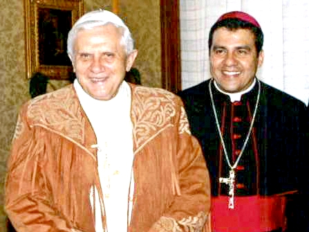Papa Benedicto XVI vistiendo una cuera tamaulipeca