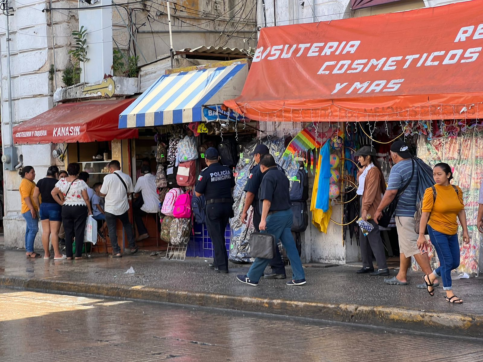 La policía municipal informó que 300 agentes participarán en la seguridad de los consumidores y establecimientos durante los días que se realice el Buen Fin 2023. Foto de Irving Gil