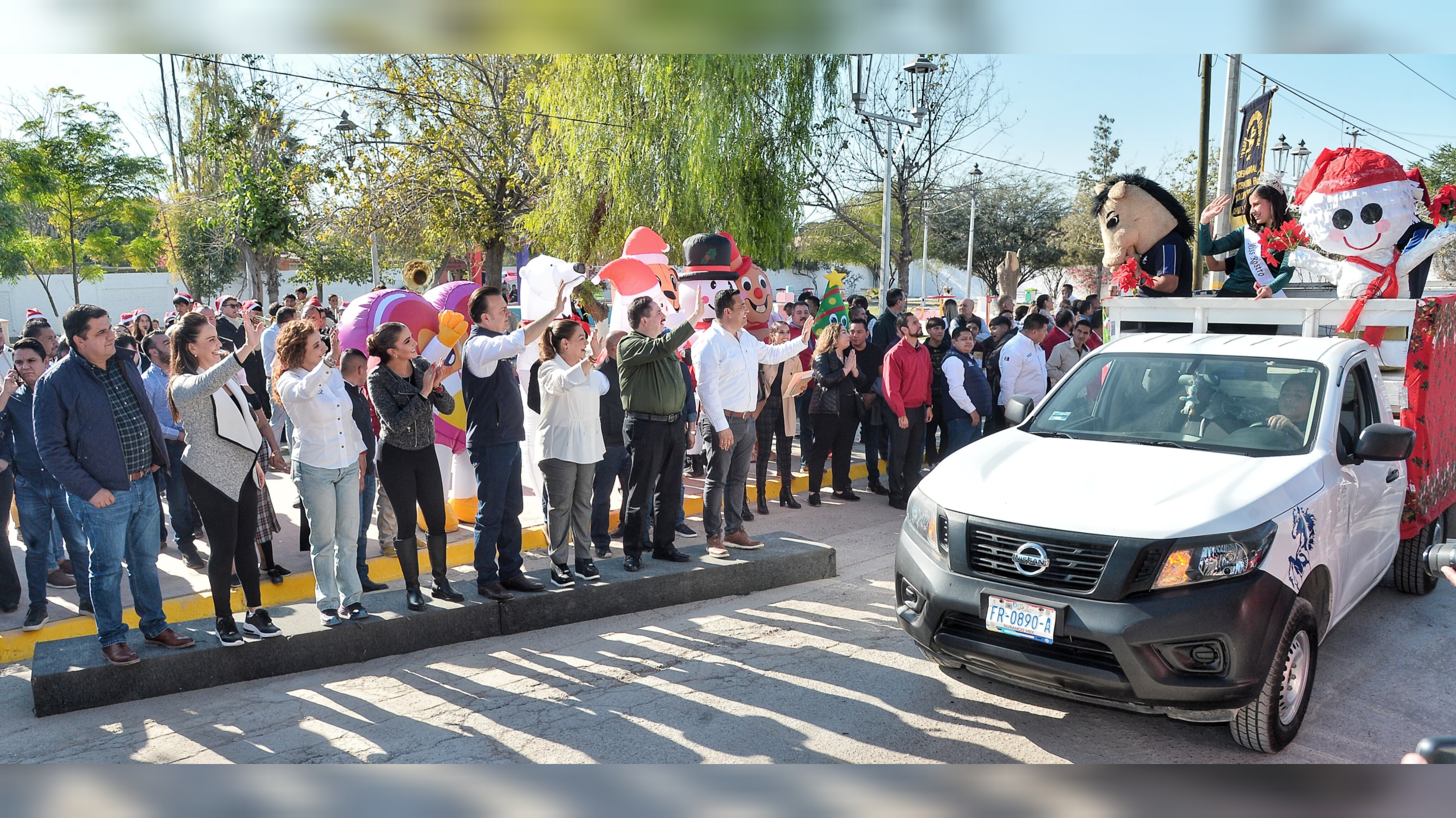 Banderazo de salida de la caravana de vehículos que viajarán a los municipios de La Laguna a entregar juguetes y dulces en todas las escuelas.