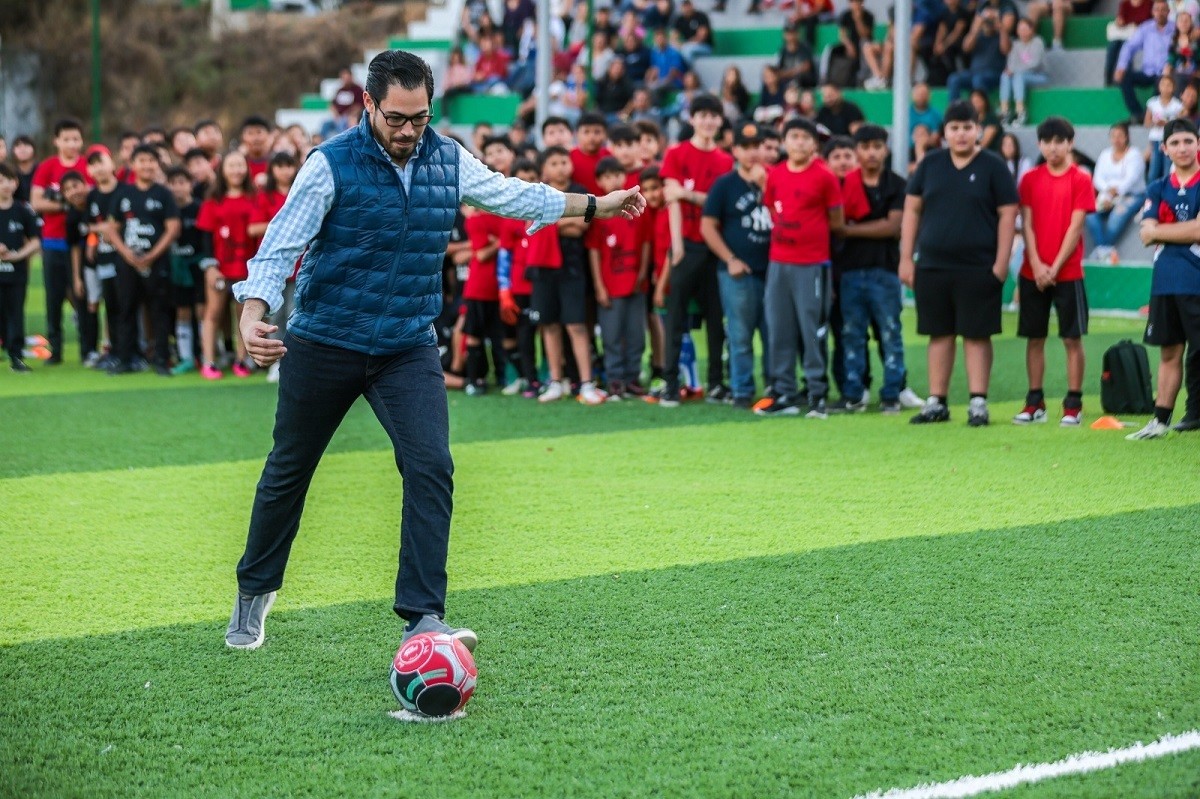 El alcalde David de la Peña entregó uniformes y balones a todos los jugadores y árbitros que participan en el torneo. Foto: Gobierno de Santiago