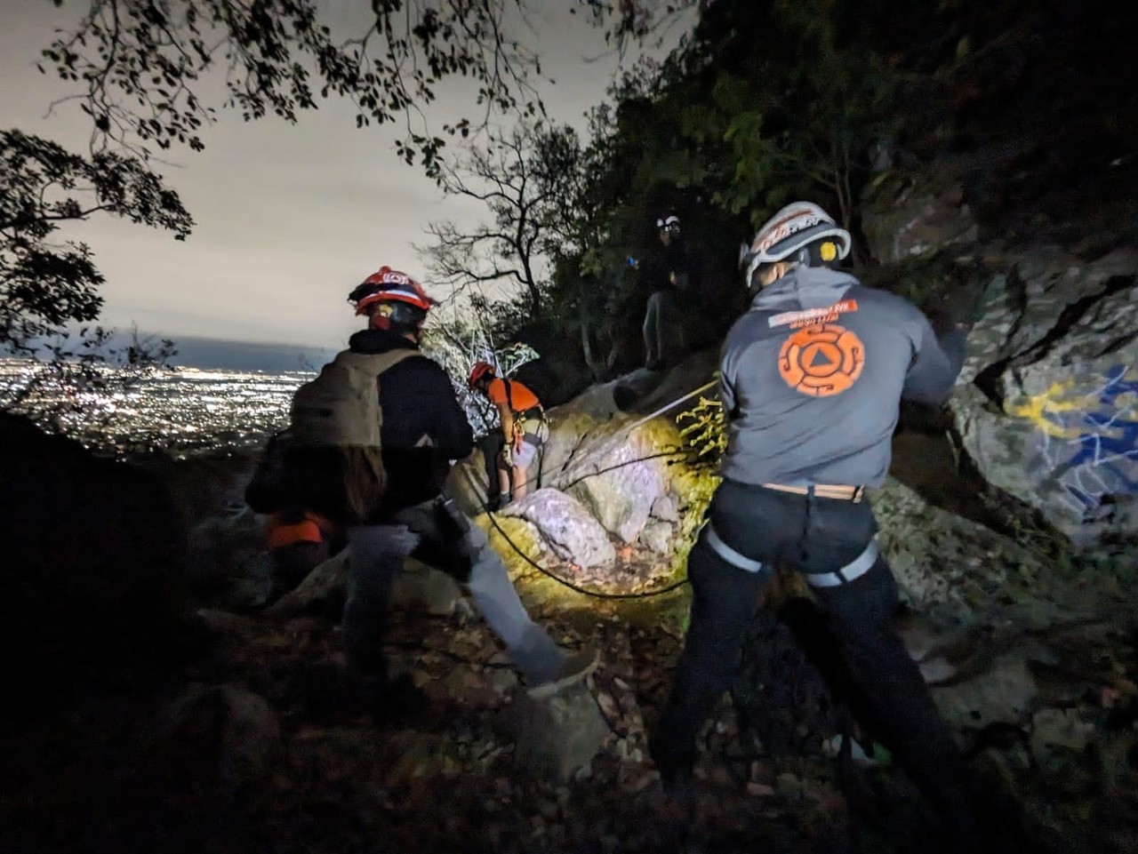 El incidente ocurrió mientras descendía de la zona de las cascadas, cuando el senderista sufrió una lesión en el tobillo. Foto: Protección Civil de Nuevo León.