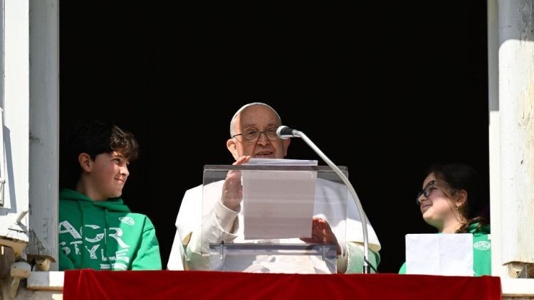 El Papa Francisco asomado desde el balcón pontificio junto a dos jóvenes de Acción Católica.   (VATICAN MEDIA Divisione Foto)