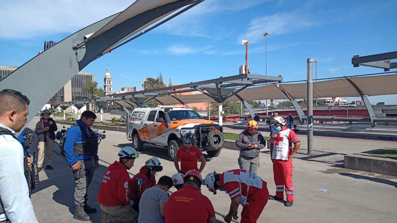 El sábado 30 de diciembre, al medio día, otro joven de 28 años, intentó saltar desde el Multimodal Zaragoza, casi en frente del Palacio Municipal de Monterrey. Foto: Protección Civil Monterrey