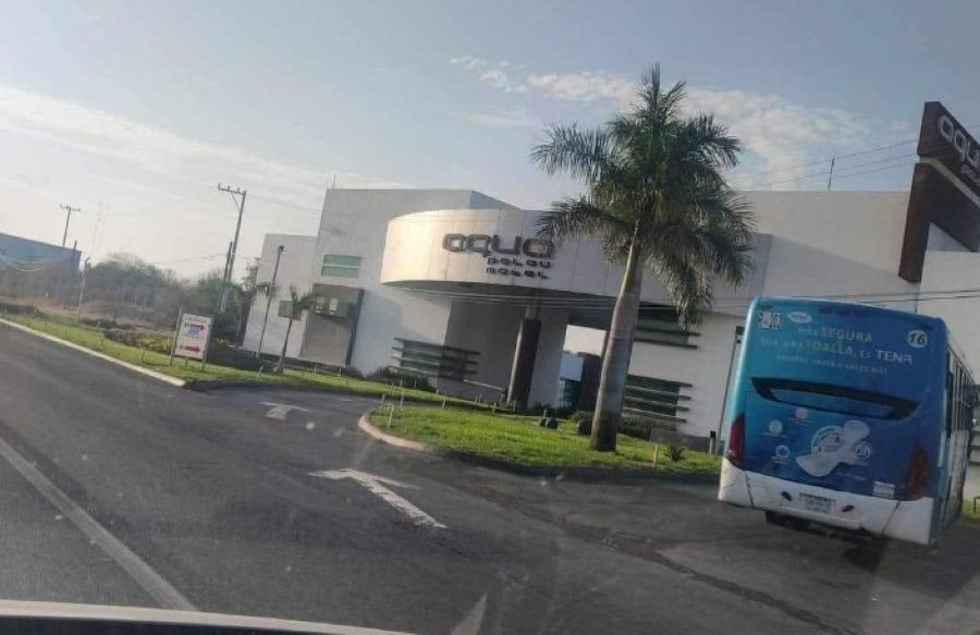 Avistamiento del camión urbano de la ruta 203 Santa Catarina ingresando al motel Aqua en la carretera Monterrey-Reynosa . Foto. Facebook