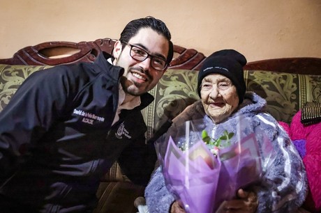 Recibe apoyos abuelita santiaguense de 106 años, es la más longeva de Nuevo León