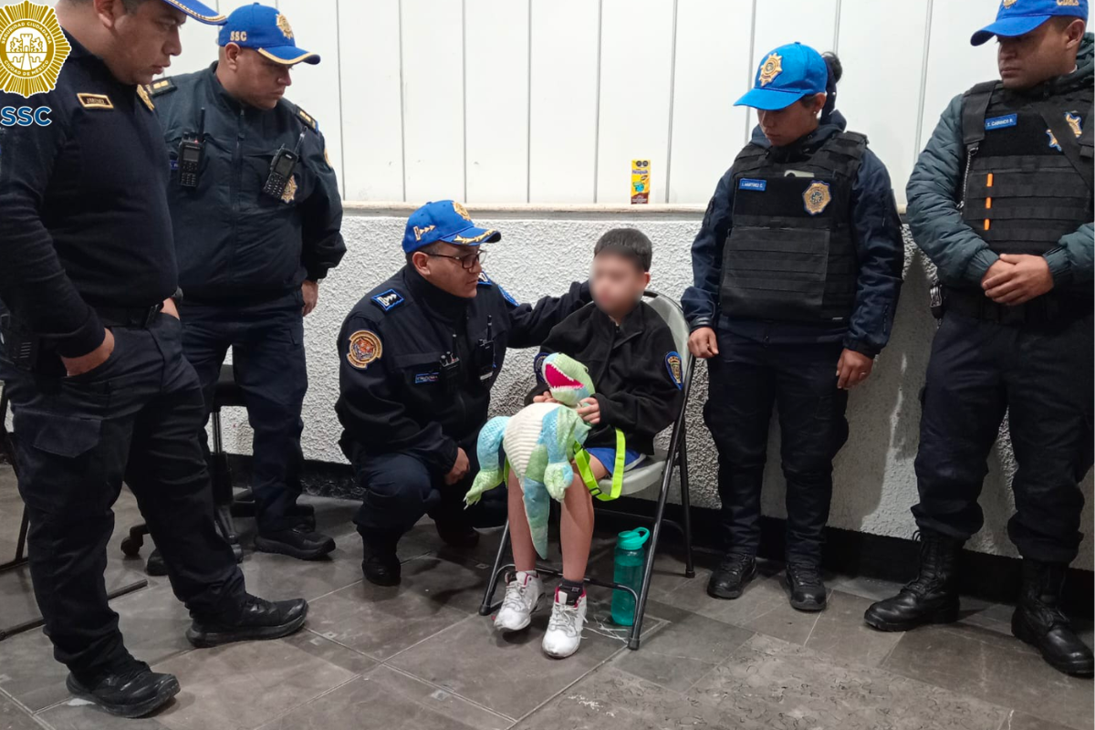 Resguardan policías de la SSC a niño extraviado en estación Aquiles Serdán. Foto: @SSC_CDMX