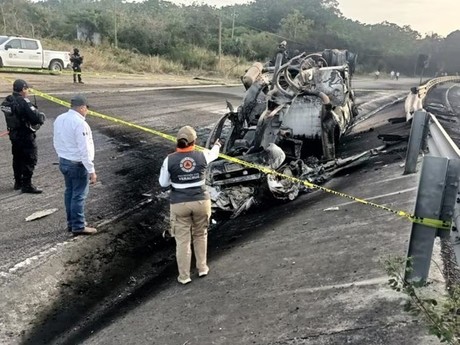 Choque y explosión de pipas dejan un muerto en Veracruz