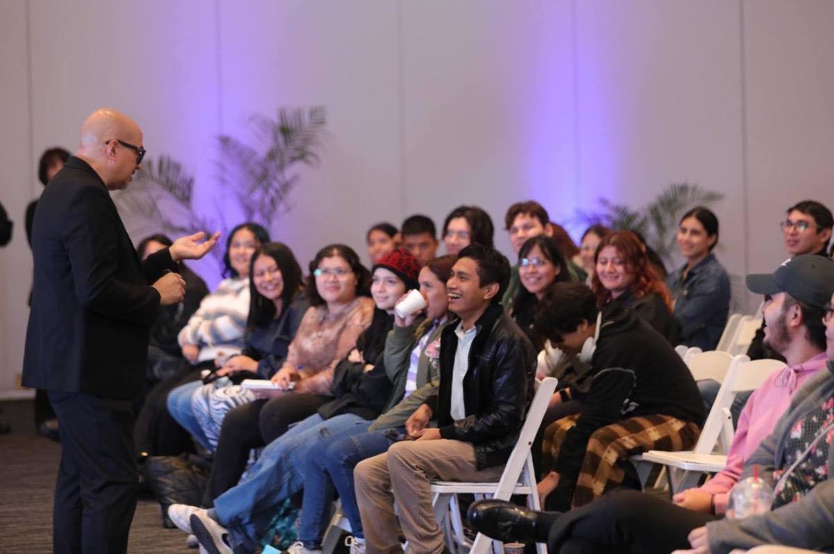 Disney ofrece empleo en el extranjero a 200 jóvenes yucatecos