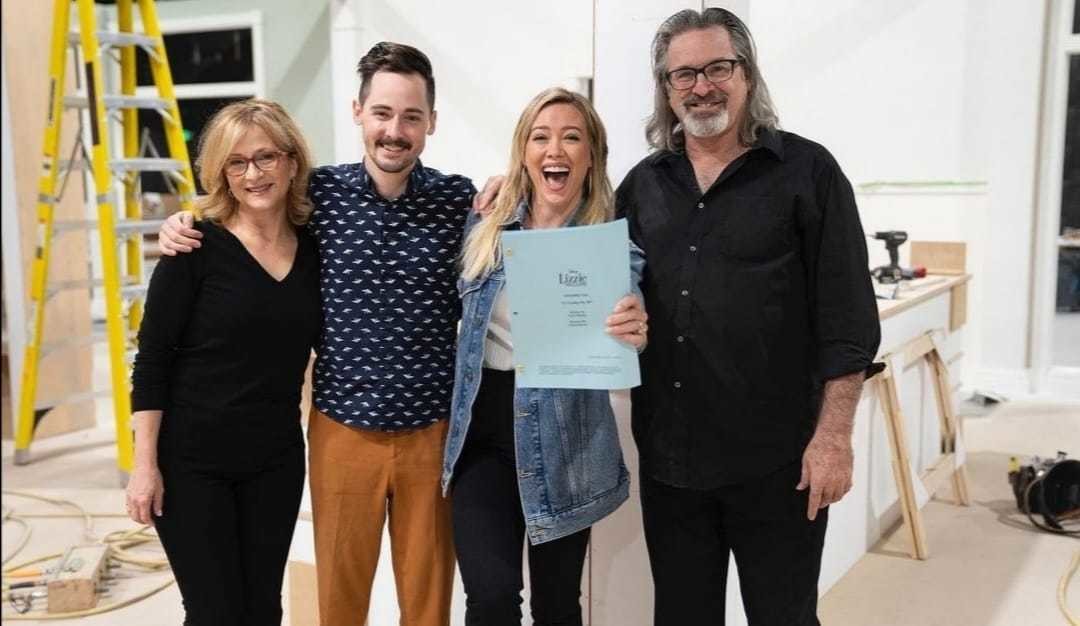 Hallie Todd, Jake Thomas, Hilary Duff y Robert Carradine en el set de la secuela de 'Lizzie McGuire'. Foto: Instagram