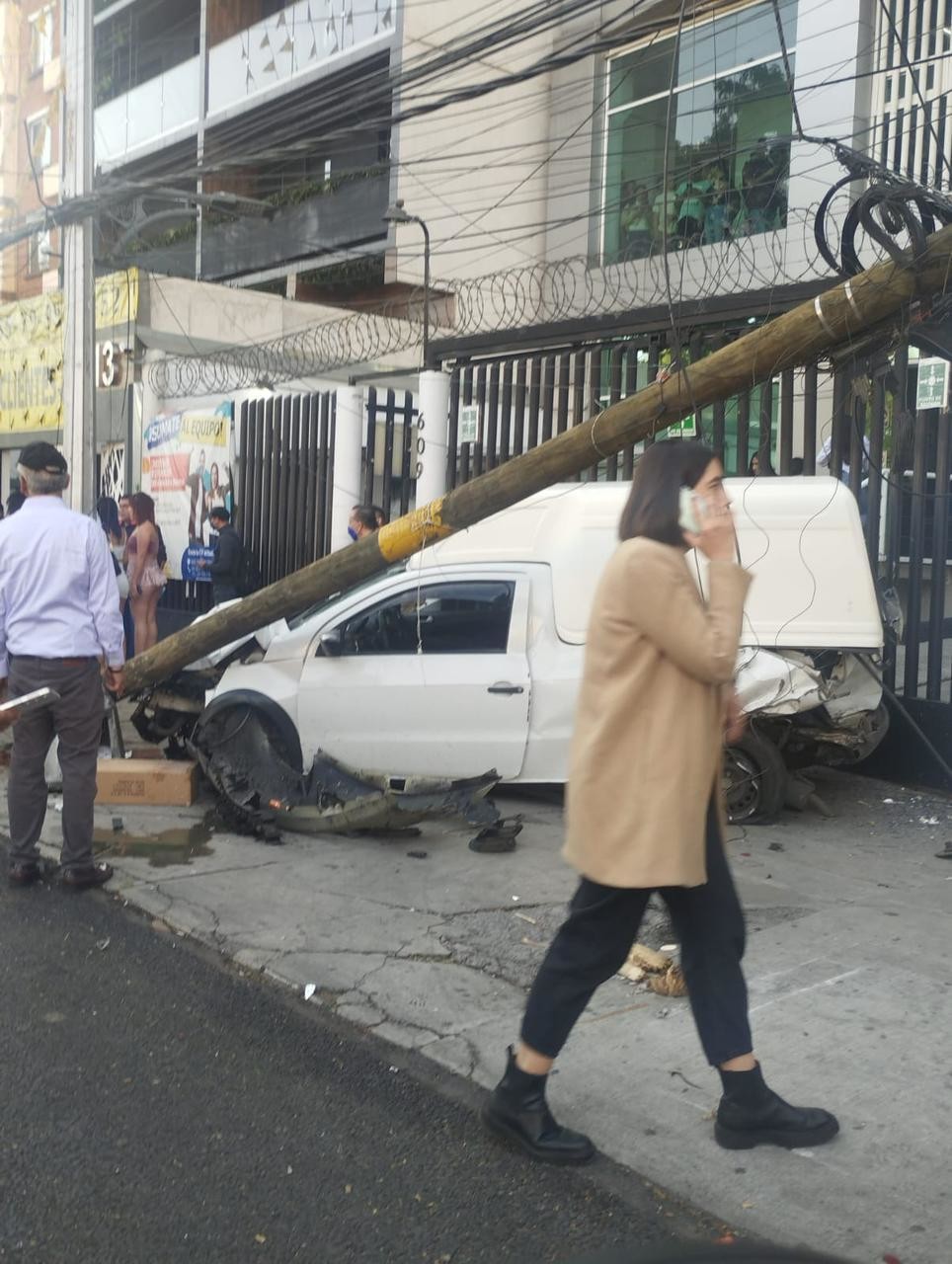 Conductor en estado de ebriedad choca y provoca caída de un poste en Tlalpan  - POSTA Ciudad de México