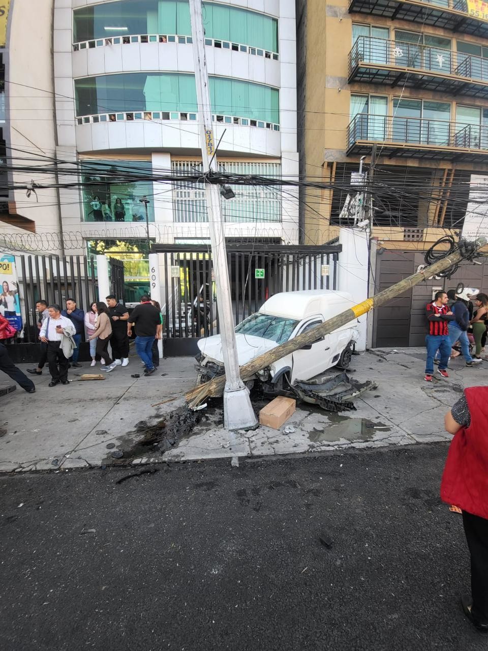 Conductor en estado de ebriedad choca y provoca caída de un poste en Tlalpan  - POSTA Ciudad de México