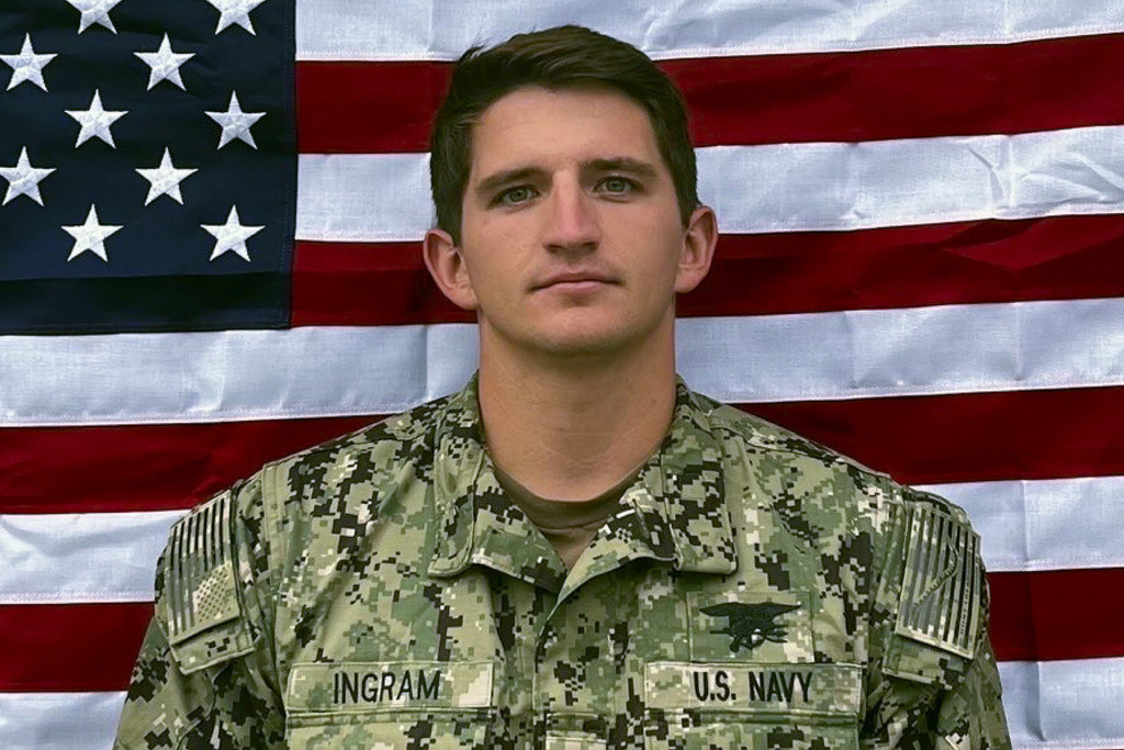 En esta imagen difundida por el Departamento de Defensa se ve al operador especial de segunda clase de la Marina Nathan Gage Ingram. (Departamento de Defensa via AP)