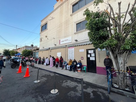 Largas filas por trámites de credencial de elector en último día (VIDEO ...