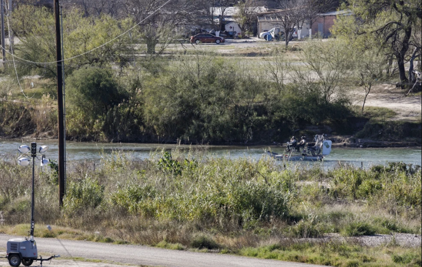 Texas niega acceso a agentes federales en tramo fronterizo donde migrantes se ahogaron. Foto. (Sam Owens /The San Antonio Express-News via AP)