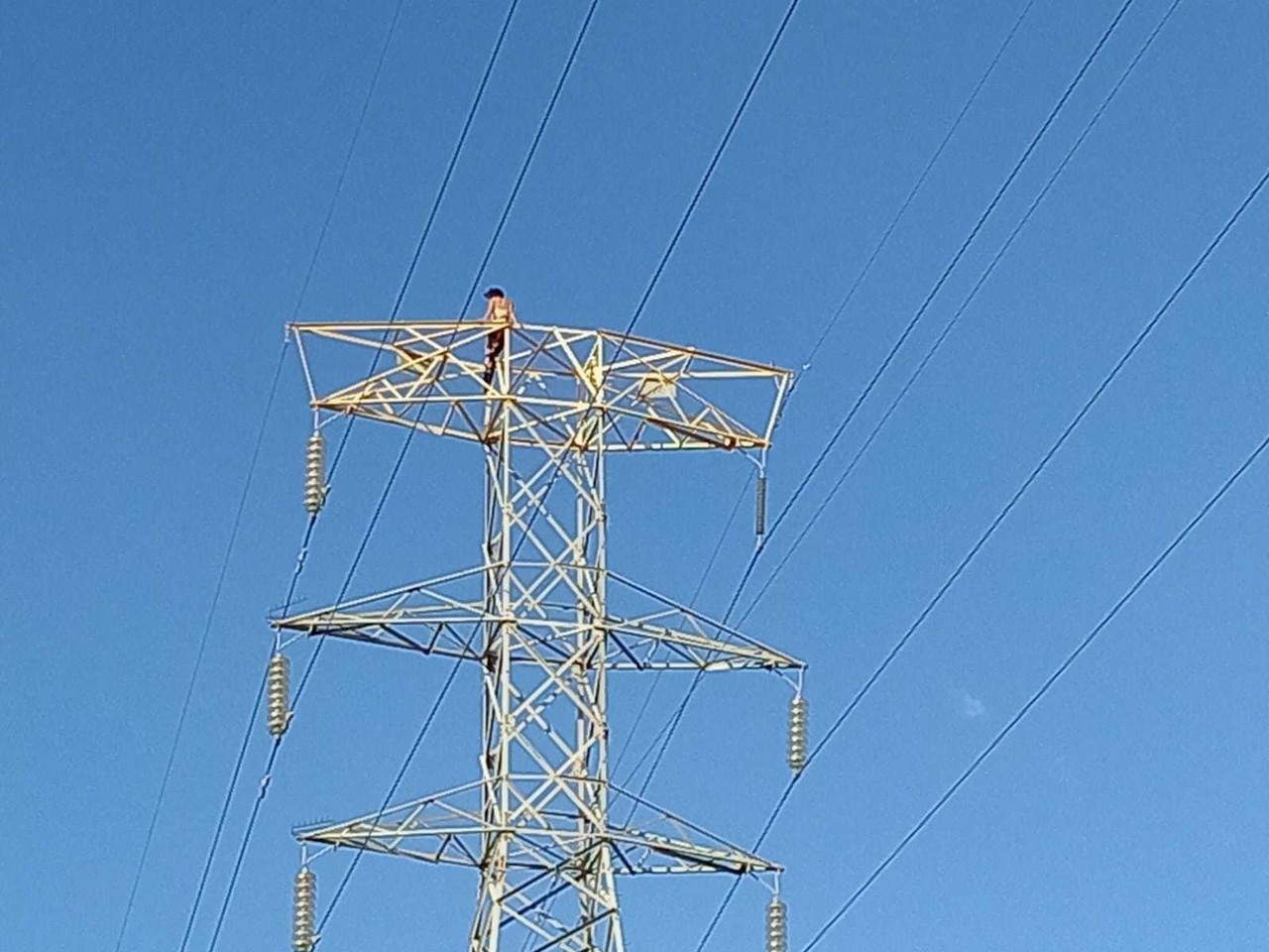 Mujer expone su vida al subir a una torre de electricidad. Foto: Redes Sociales