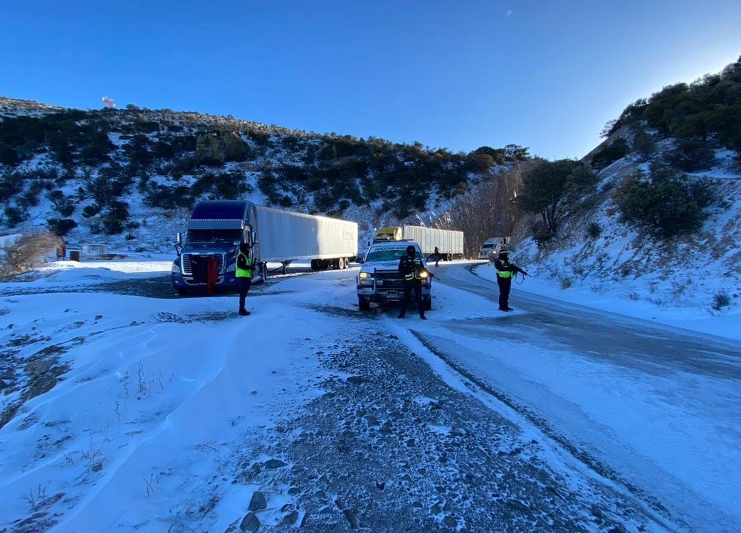 Se han implementado desvíos de tránsito vehicular principalmente a la altura del kilómetro 078 000, por el congelamiento de la superficie de rodamiento. Foto: Guardia Nacional.