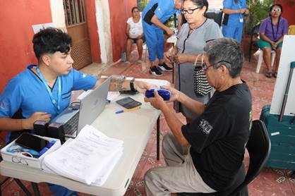 Beneficencia Pública informó sobre la entrega de lentes a personas de escasos recursos quienes viven en 20 municipios de Yucatán.- Foto de Beneficencia Pública