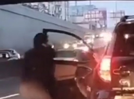 Captan a automovilistas peleando en Garza Sada (VIDEO)