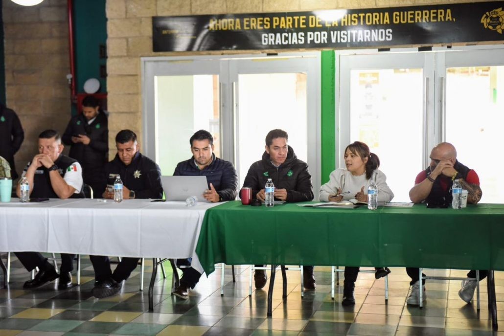 Este lunes, representantes de varias dependencias municipales y cuerpos policiales, junto con directivos del Club Santos Laguna, celebraron una reunión operativa preliminar al evento deportivo. (Fotografía: Gobierno de Torreón)