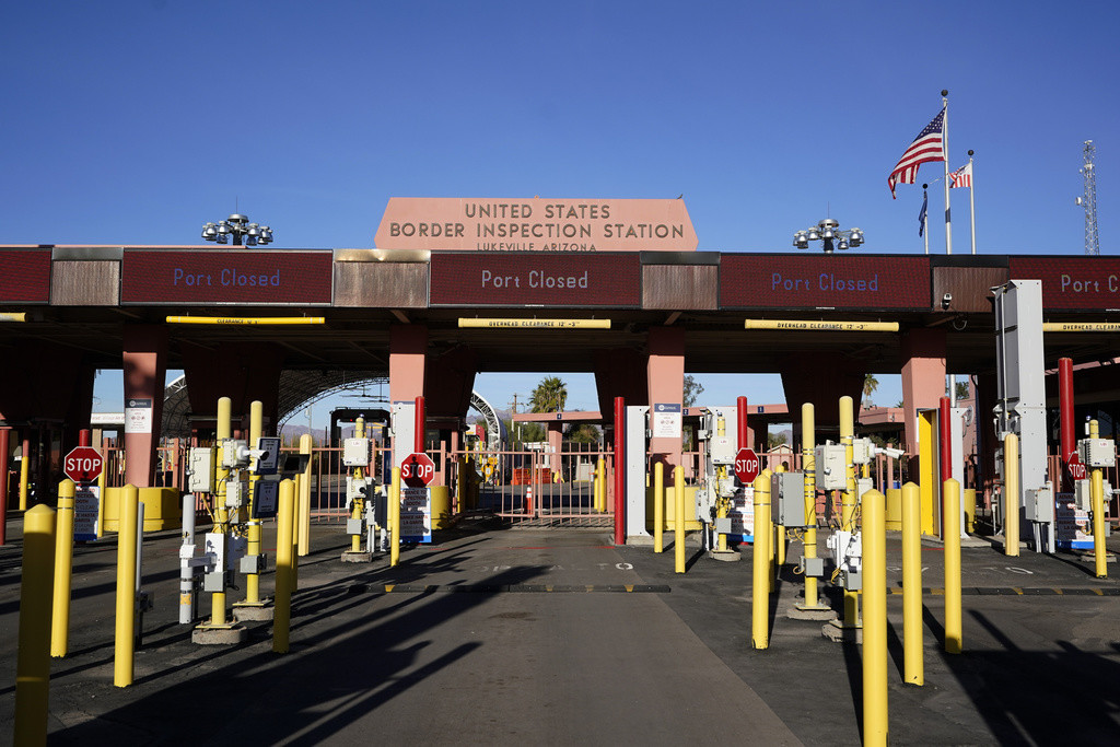 En esta imagen del 15 de diciembre de 2023 se ve un cruce fronterizo cerrado en Lukeville, Arizona. (AP Foto/Gregory Bull, Archivo)