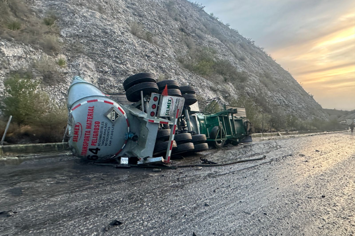 Derrame de ácido en la Rumbo Nuevo tras accidente entre pipa y tráiler