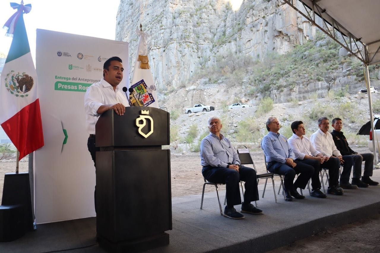 El alcalde Jesús Nava dijo que las dos nuevas cortinas rompepicos en La Huasteca. Foto. Cortesía