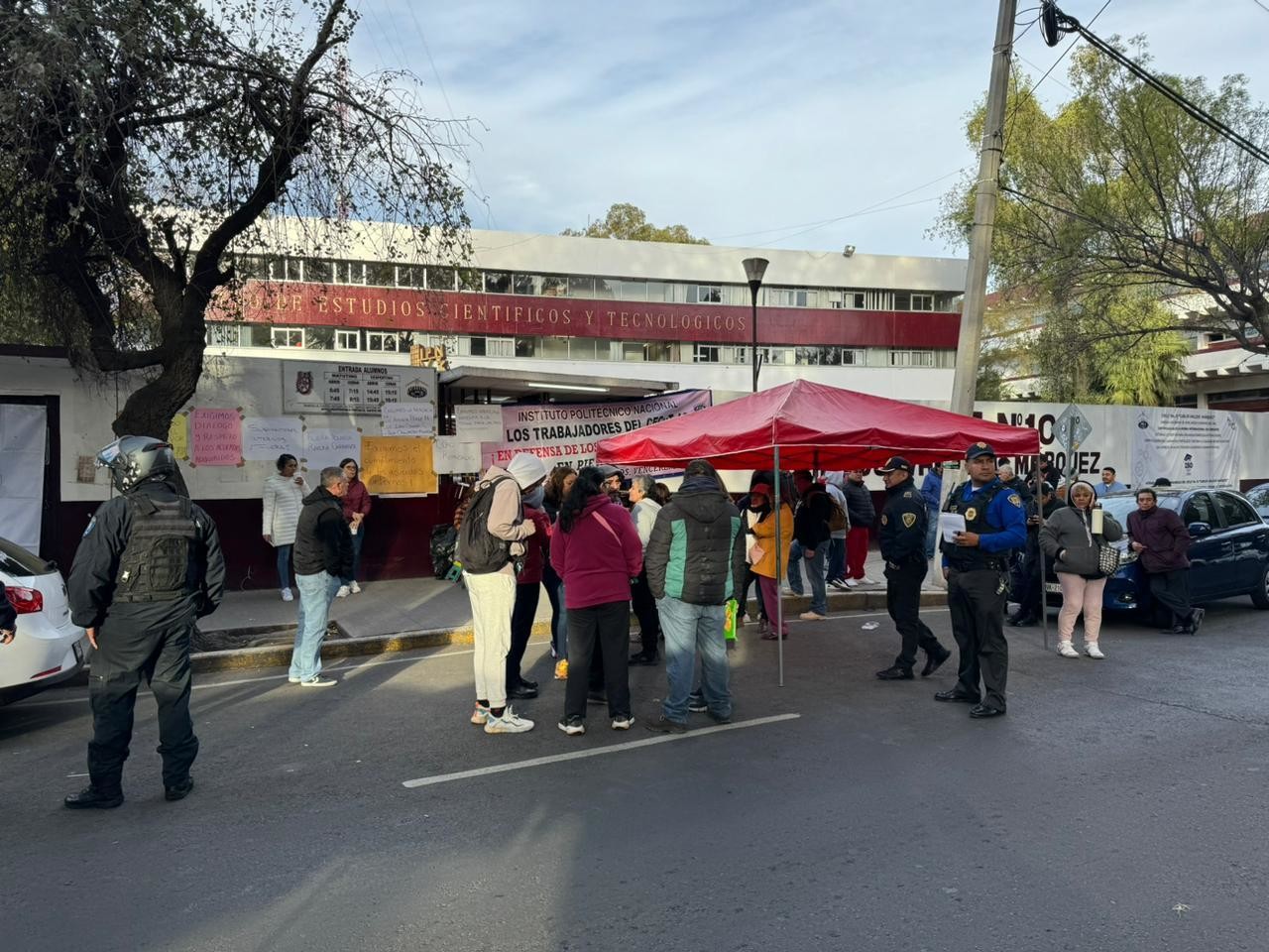 Se van a paro trabajadores del Cecyt 10 del IPN, denuncian acoso laboral. Foto: Ramón Ramírez