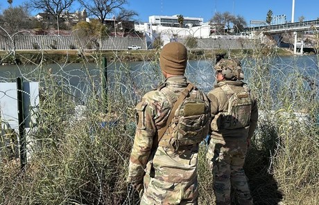 Autorizan retirar alambre de púas en la frontera de Texas con México
