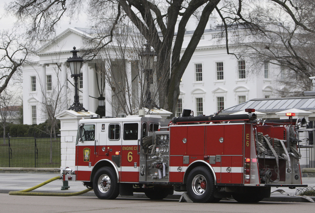 Un camión de bomberos se encuentra estacionado afuera de la Casa Blanca, en Washington, el 19 de noviembre de 2007. (AP Foto/Ron Edmonds, archivo)