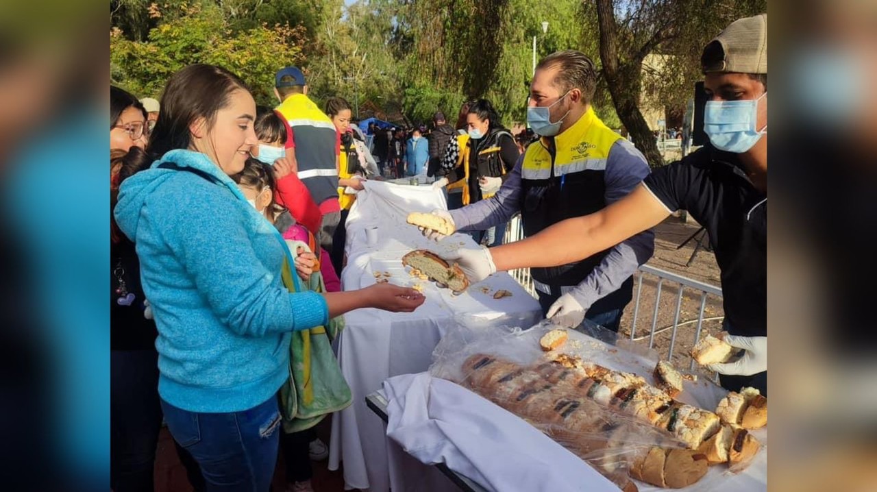 Duranguenses disfrutando de la Mega Rosca de Reyes que se ofreció en el Parque Guadiana. Foto: Servicios Públicos Durango.