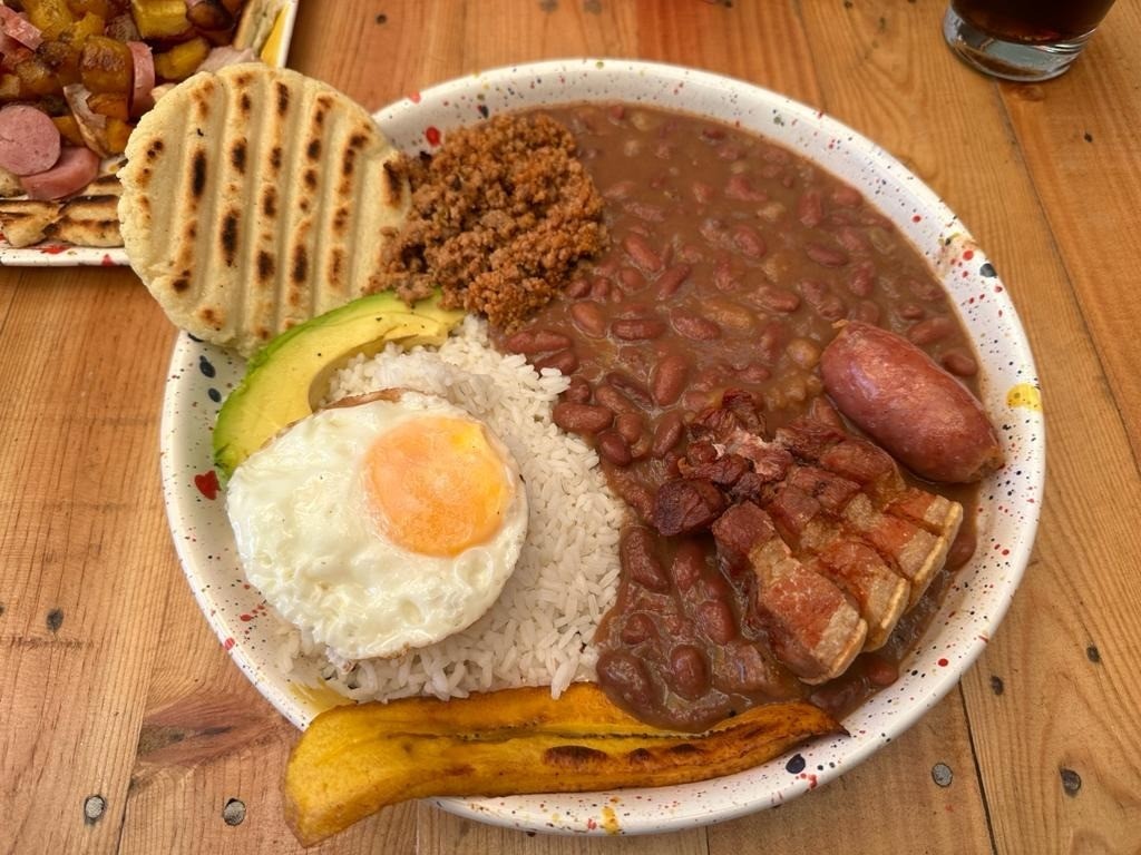 Los dueños del comercio afirman que la comida colombiana es el resultado de una fusión de alimento Fotos: HÉCTOR GUAREPO