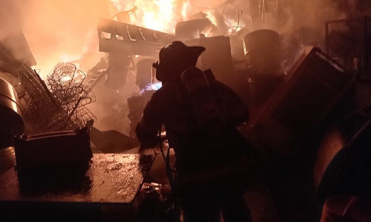 Las llamas arrasaron con cartón, partes de vehículos y otros materiales acumulados en el lugar. Foto: Twitter @saz2000