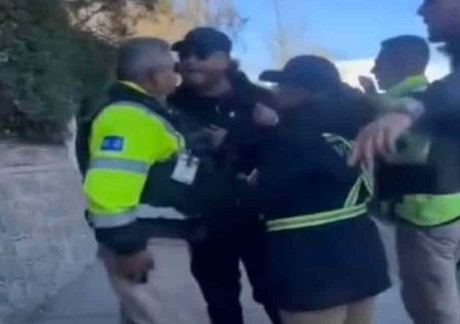 VIDEO: Agrede policía a ciudadanos con arma en San Luis Potosí