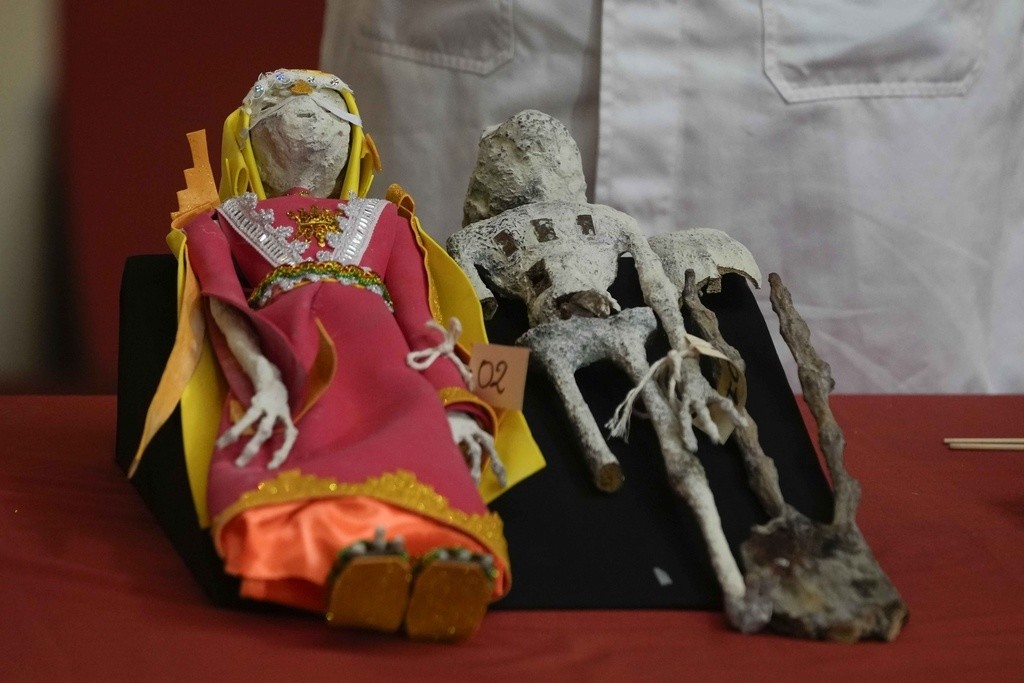 De acuerdo con el arqueólogo forense de la fiscalía peruana Flavio Estrada, dos supuestos muñecos y una mano de tres dedos, que tenían como destino México, fueron en realidad construidos con papel, pegamento, metal y huesos de humanos y animales. (AP Foto/