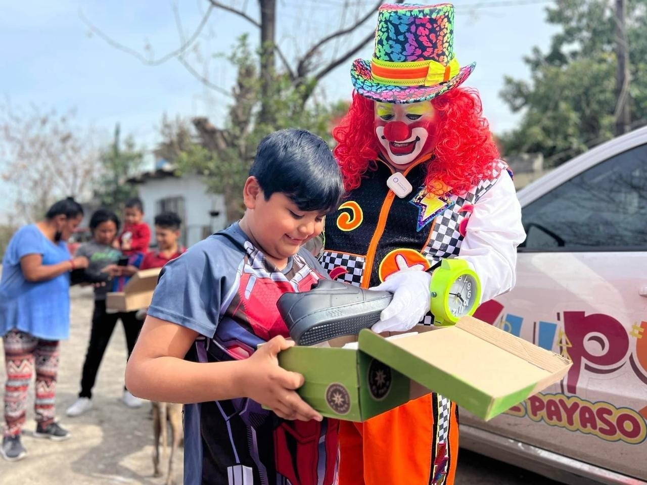Cupy el payaso regala sonrisas a vecinos de Juárez Nuevo León Foto: Facebook