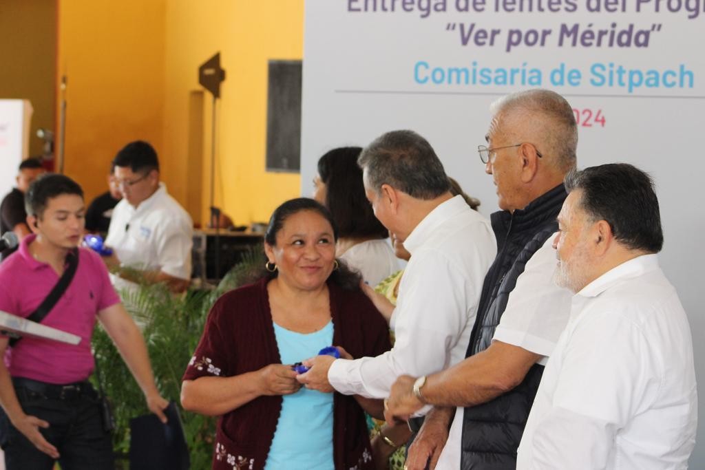 Entrega de lentes a los habitantes de Sitpach Yucatán. Foto: Héctor Guarepo