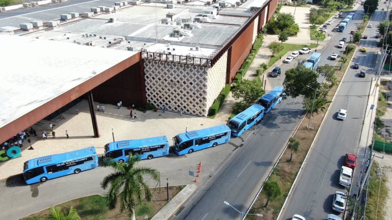 El conductor del transporte olvidó poner el freno y ocasionó que la unidad chocara con un auto particular estacionado. Foto: Gobierno del Estado de Yucatán.