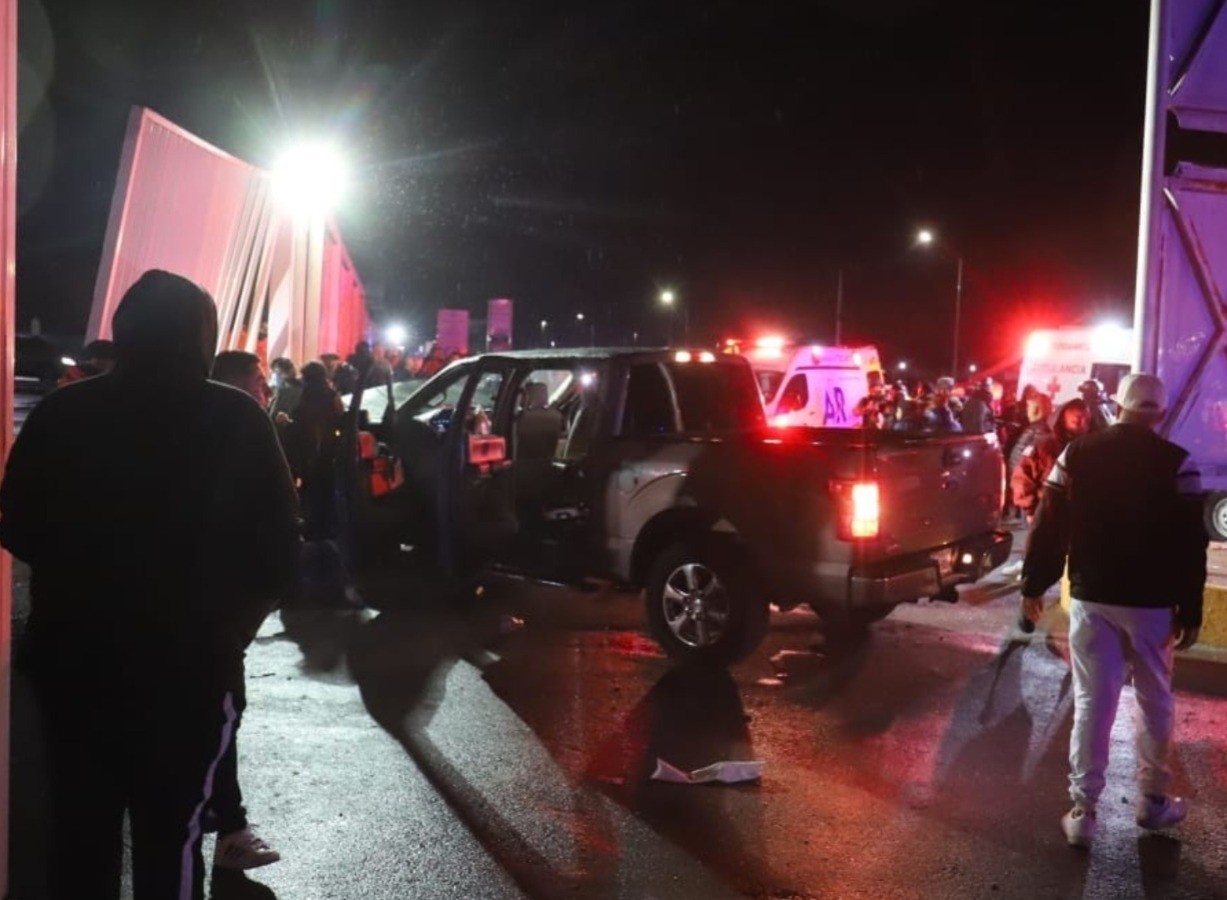 Usuarios en redes sociales compartieron videos de un ataque en la puerta 7 del Estadio TSM Corona, donde una camioneta atropelló a varios aficionados al Monterrey. Foto: Especial.