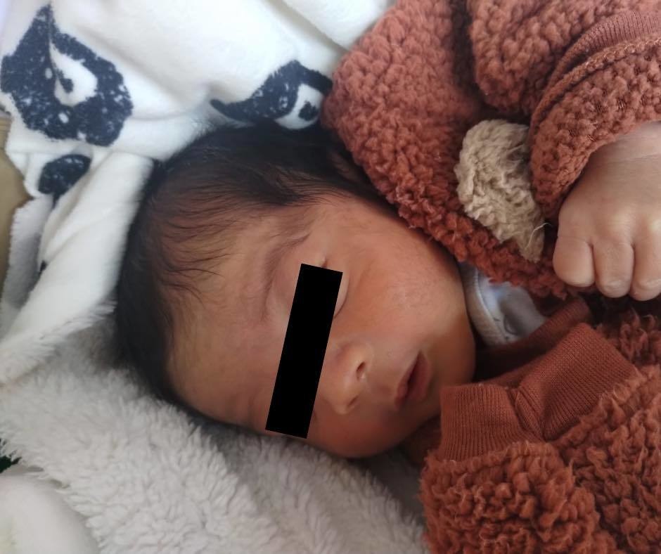 El bebé recién nacido fue reportado con buen estado de salud. Foto:. FB Lic. Armando García Méndez