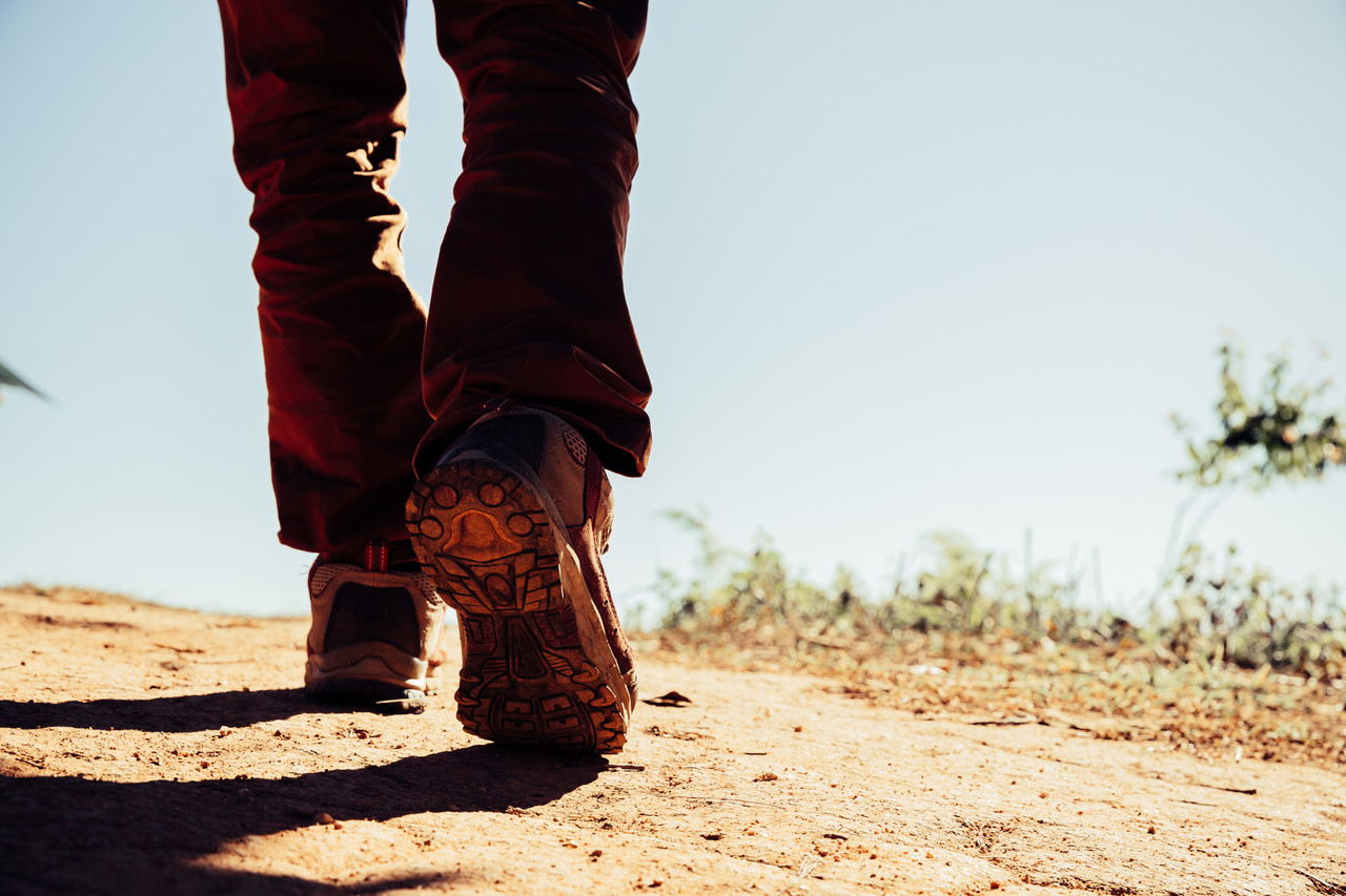 Caminante en el desierto. Foto: Freepik