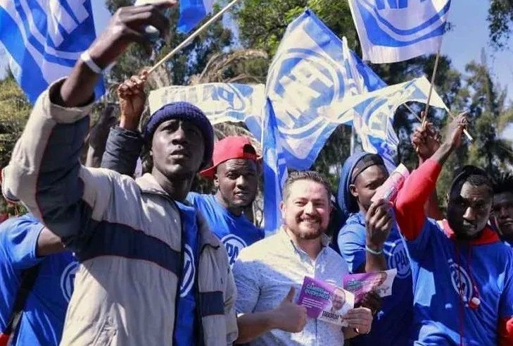 Gente que pasaba por el sitio, acudió al evento realizado en la Alcaldía Gustavo A. Madero, donde vio a varios haitianos que portaban playeras. Foto: David Santiago.