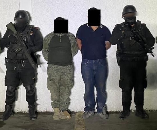 Los detenidos fueron identificados como José N, de 28 años, y Erick N, de 27 años. Foto: Secretaría de Seguridad de Nuevo León.